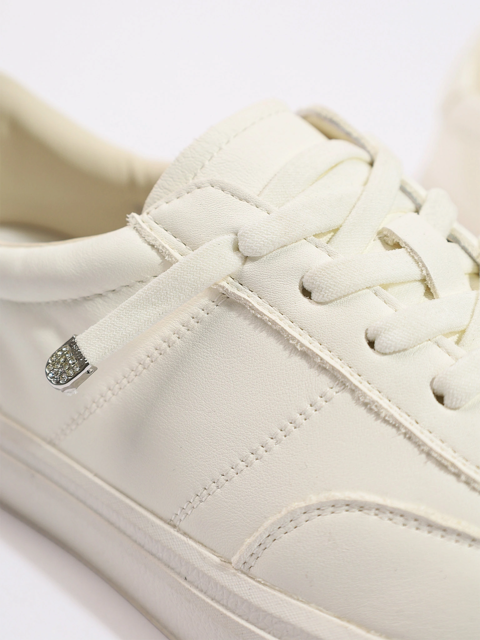 Кеды белого цвета на низкой подошве